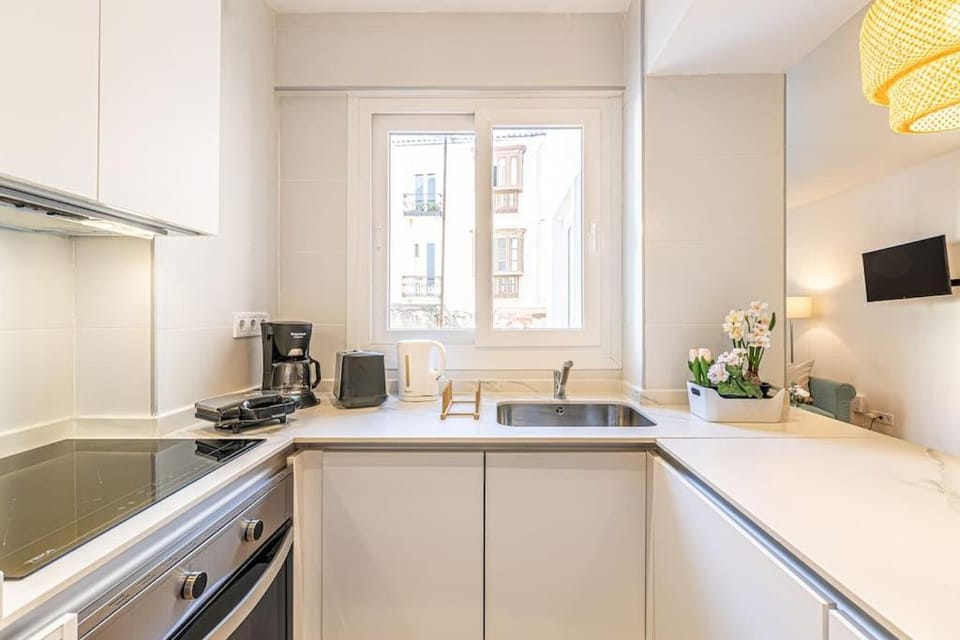 Coffee/tea facilities, Kitchen or kitchenette, dishwasher, oven, stove, toaster