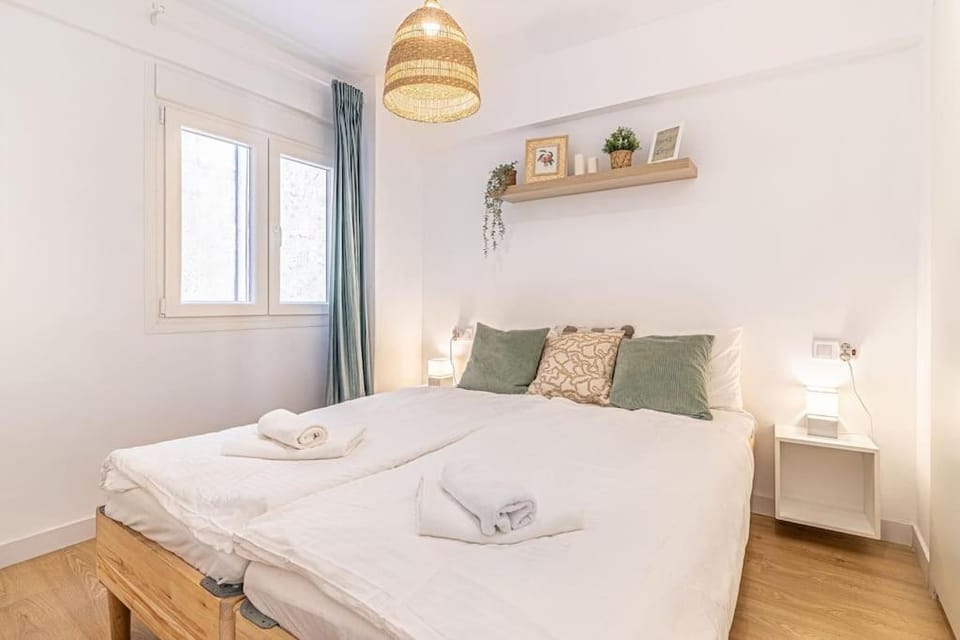 Bed, Bedroom, towels