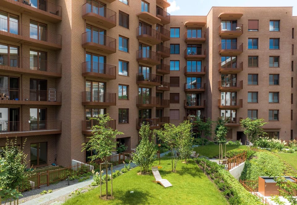 Property building, Garden, Location