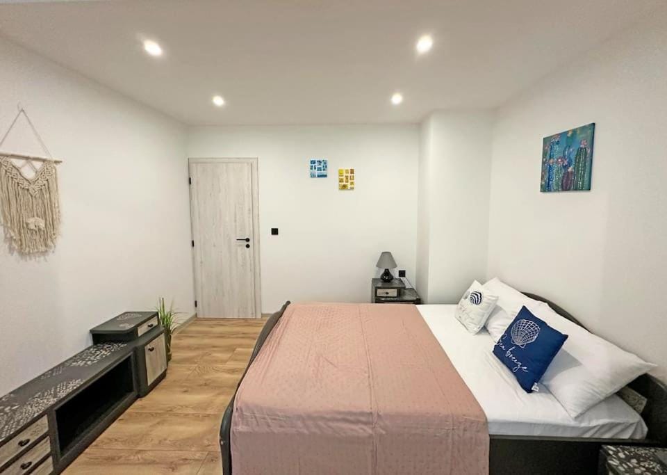 Spacious 3 bedroom apartment step to Varna Sea Garden and beach Apartment in Varna