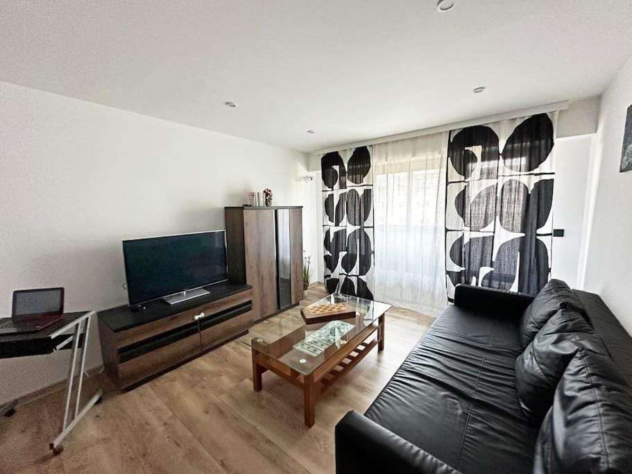 Spacious 3 bedroom apartment step to Varna Sea Garden and beach Apartment in Varna