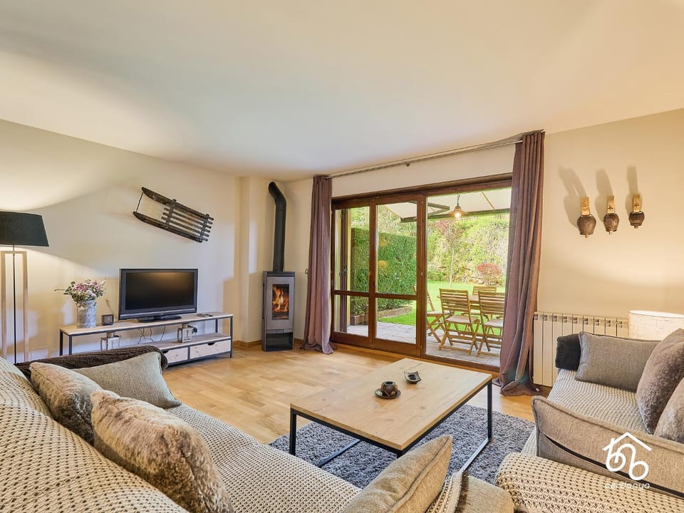 TV and multimedia, Living room, Seating area, fireplace