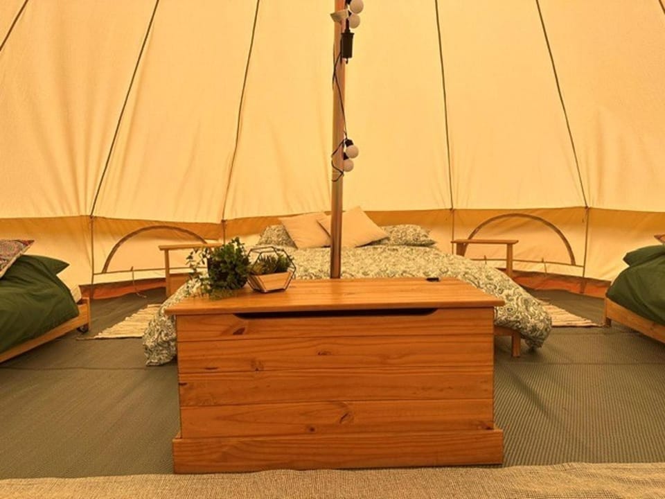 Walltree House Glamping - Bell Tent House in Cherwell District