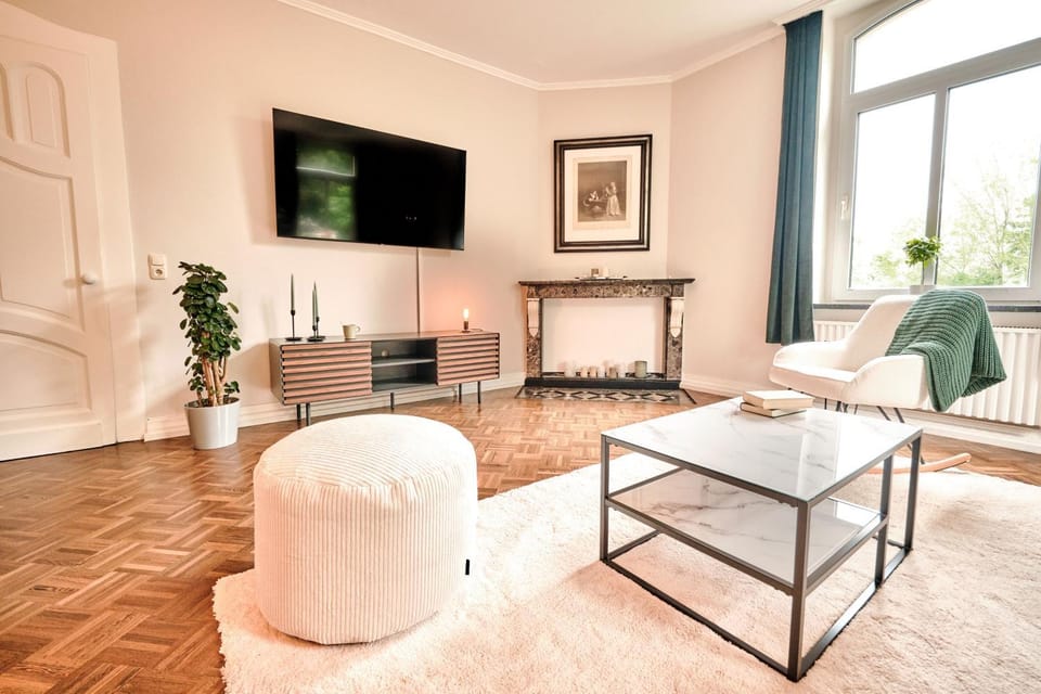 TV and multimedia, Living room, Seating area, Evening entertainment