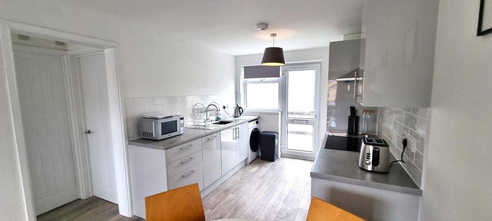 Property building, Coffee/tea facilities, Kitchen or kitchenette, oven, pet friendly, stove, toaster