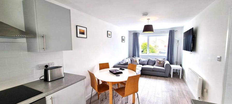 Property building, Kitchen or kitchenette, Living room, Seating area, Dining area