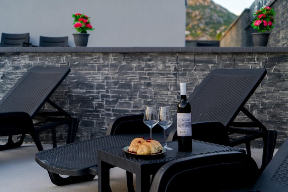 Patio, Day, Seating area
