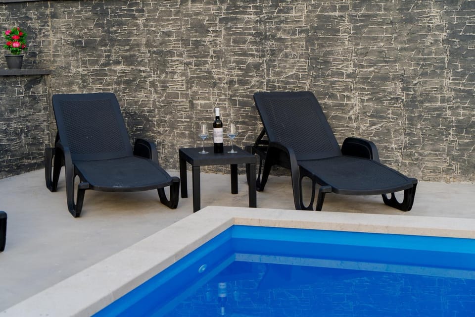 Patio, Swimming pool, sunbed