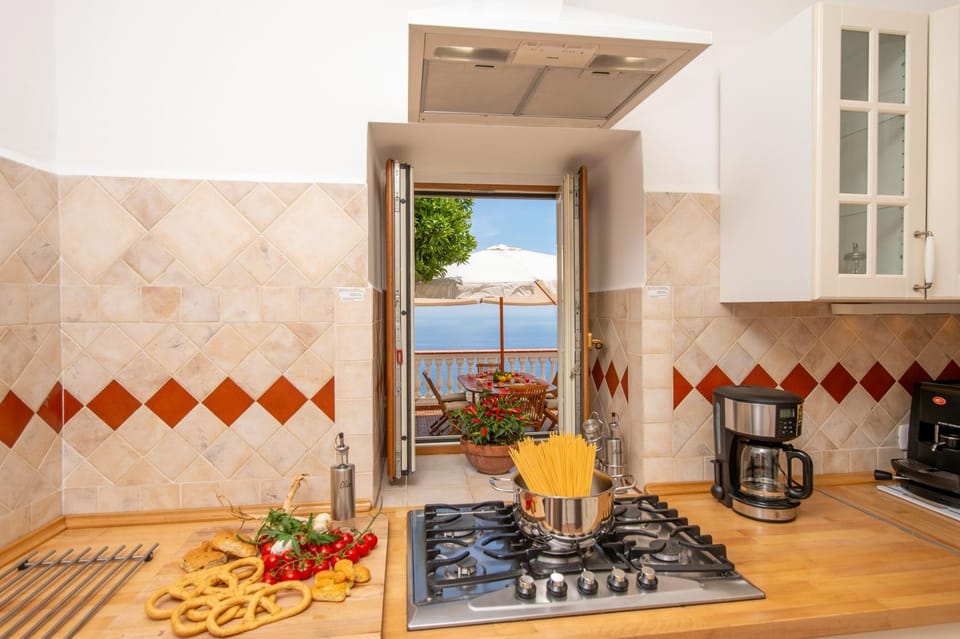 Coffee/tea facilities, Kitchen or kitchenette, dishwasher, microwave, oven, stove, toaster, washing machine