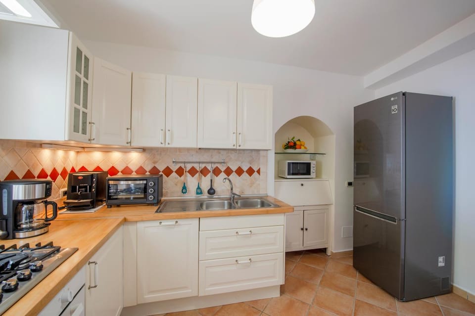 Coffee/tea facilities, Kitchen or kitchenette, dishwasher, microwave, oven, stove, toaster, washing machine