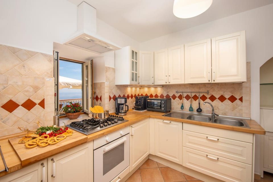 Coffee/tea facilities, Kitchen or kitchenette, dishwasher, microwave, oven, stove, toaster, kitchen