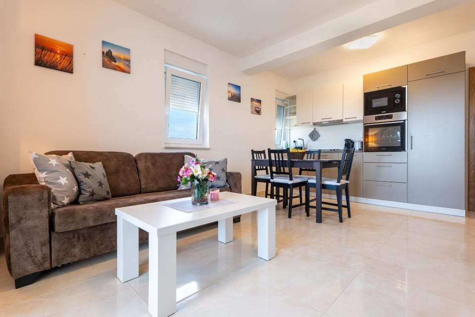 Mandre Sunset Apartment Laura - only for family Apartment in Novalja