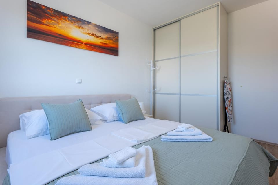 Mandre Sunset Apartment Laura - only for family Apartment in Novalja