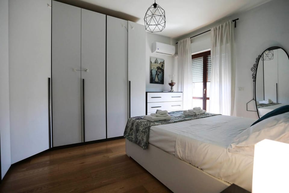 Photo of the whole room, Bedroom, wardrobe