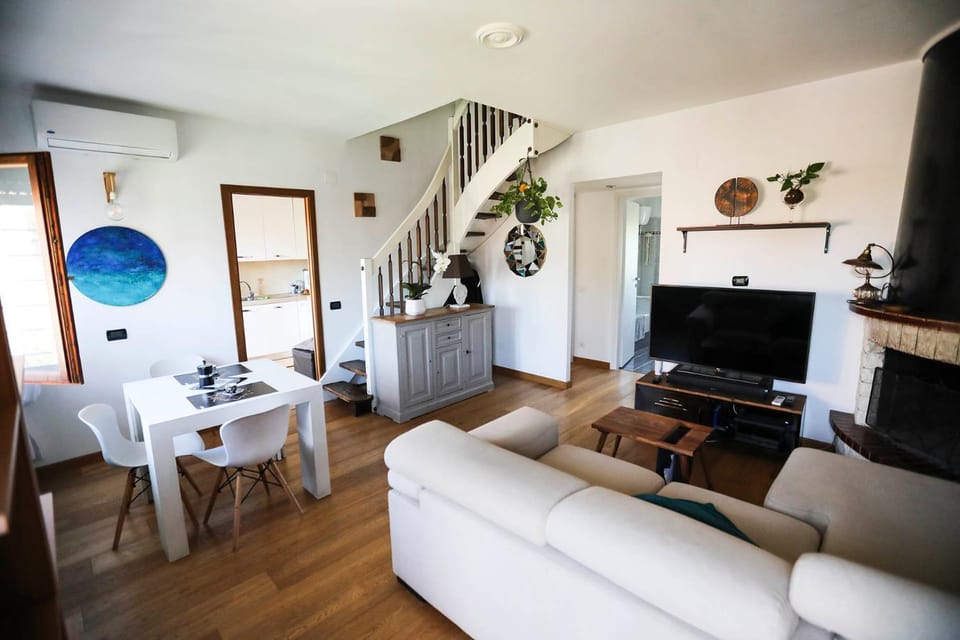 Communal lounge/ TV room, Living room, Seating area, Dining area, Evening entertainment