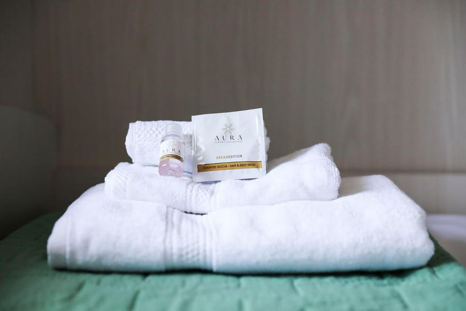 Bedroom, towels