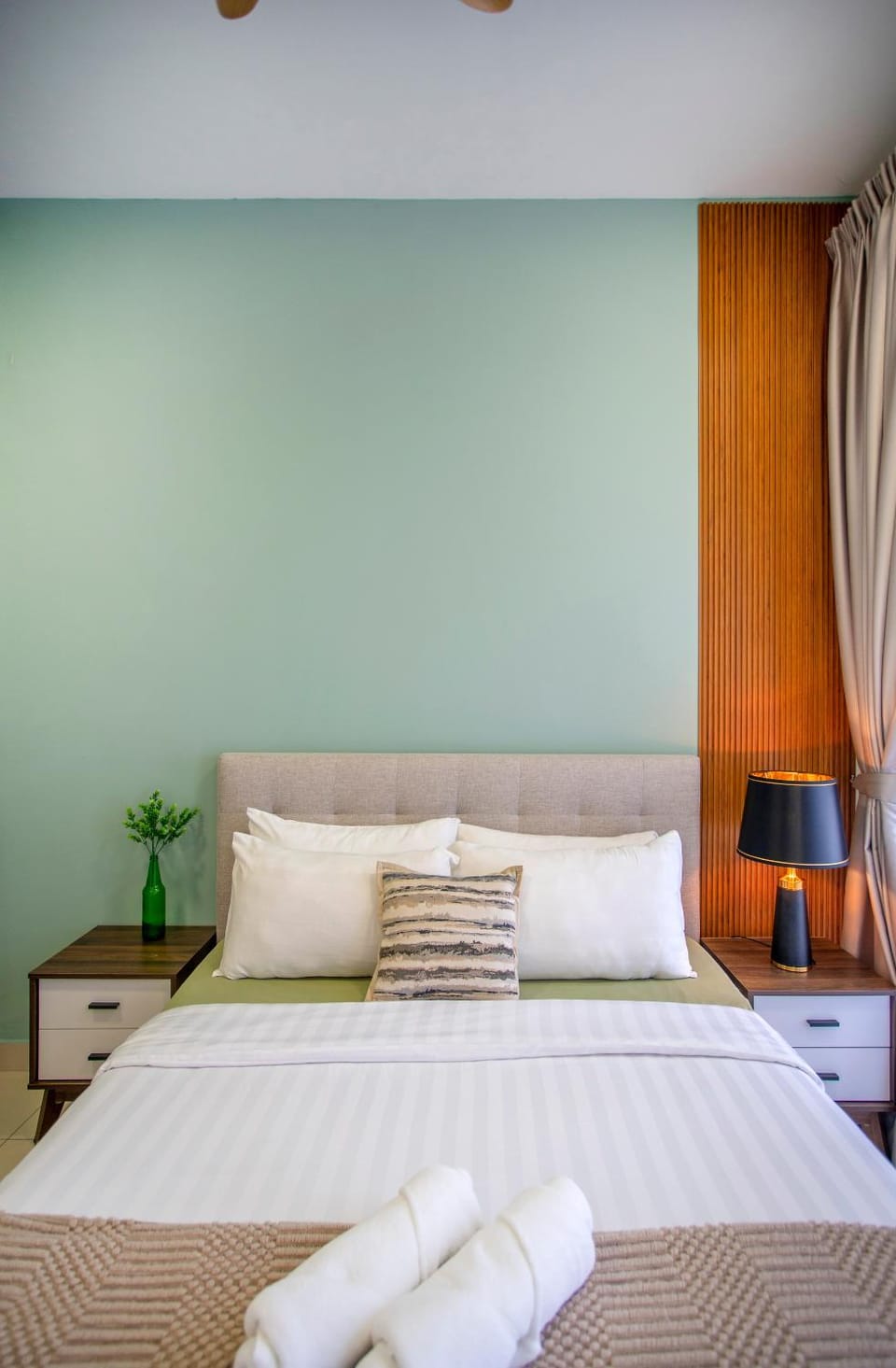 Bed, Bedroom, towels