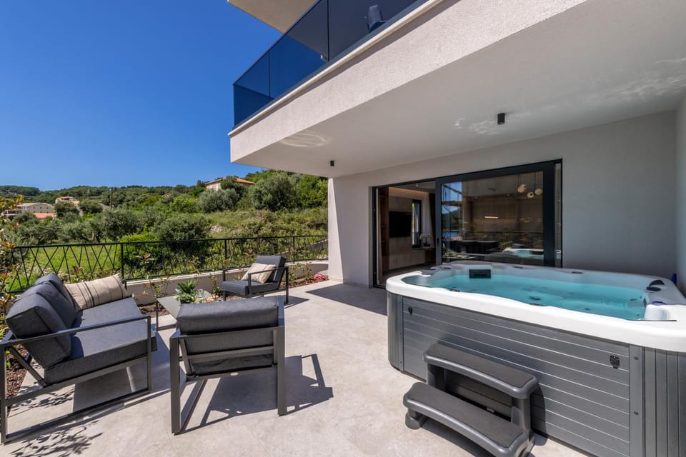 Patio, Day, Natural landscape, Hot Tub, Balcony/Terrace, Mountain view, sunbed