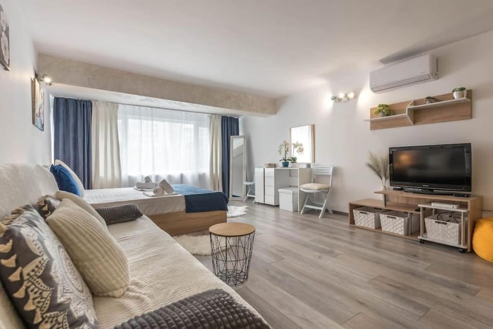 Bed, TV and multimedia, Living room, Seating area, Bedroom