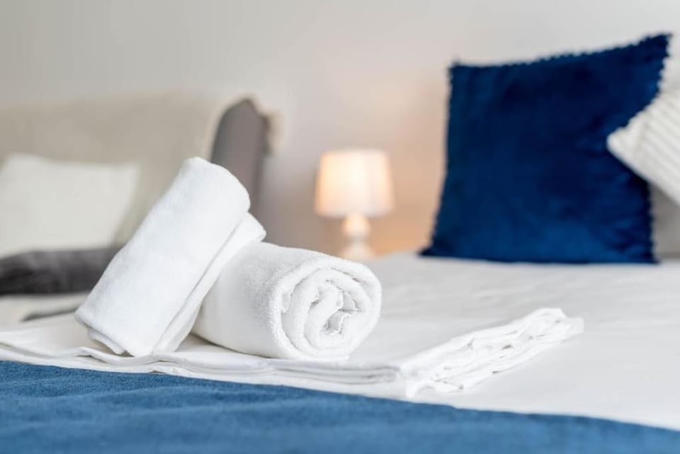 Bedroom, towels