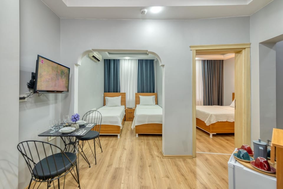 Bed, TV and multimedia, Photo of the whole room, Bedroom