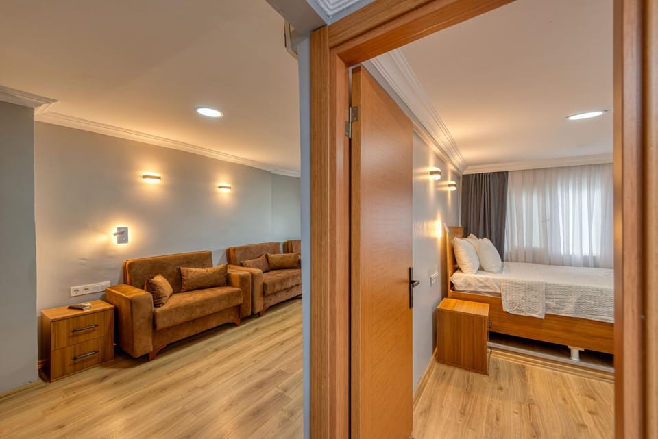 Bed, TV and multimedia, Living room, Photo of the whole room, Seating area, Bedroom