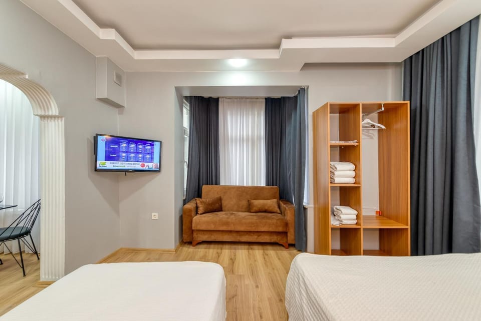 Bed, TV and multimedia, Living room, Photo of the whole room, Seating area, Bedroom