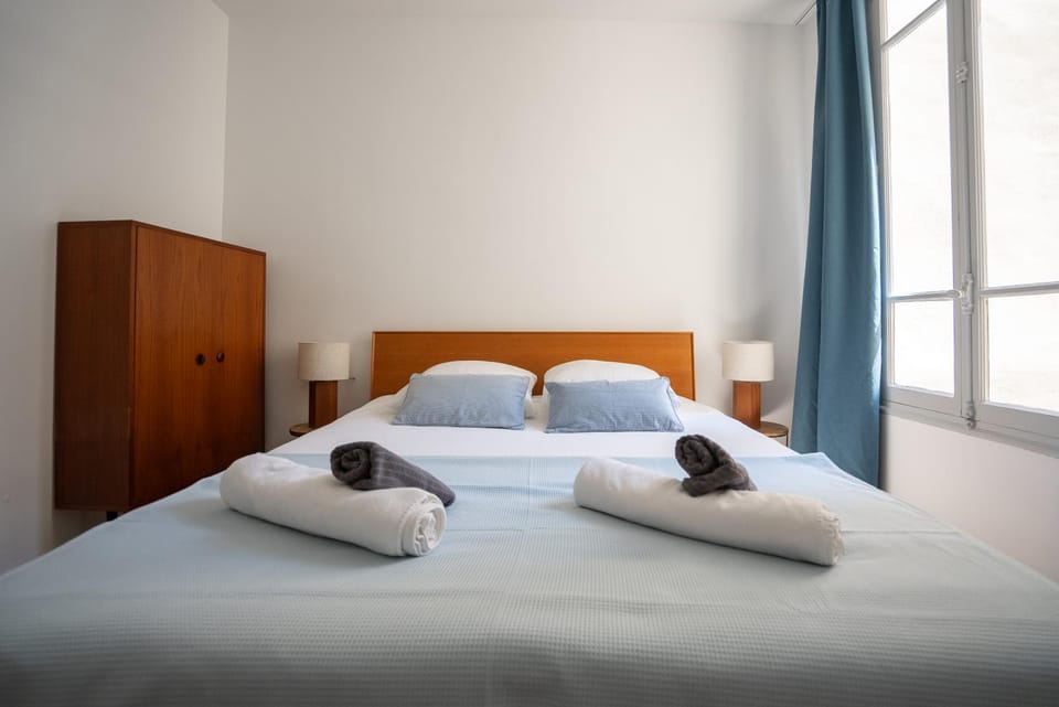 Bedroom, storage, towels