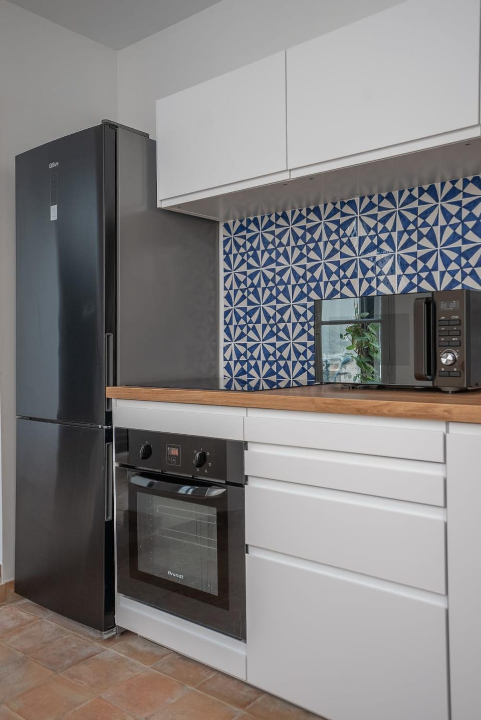 Kitchen or kitchenette, microwave, oven