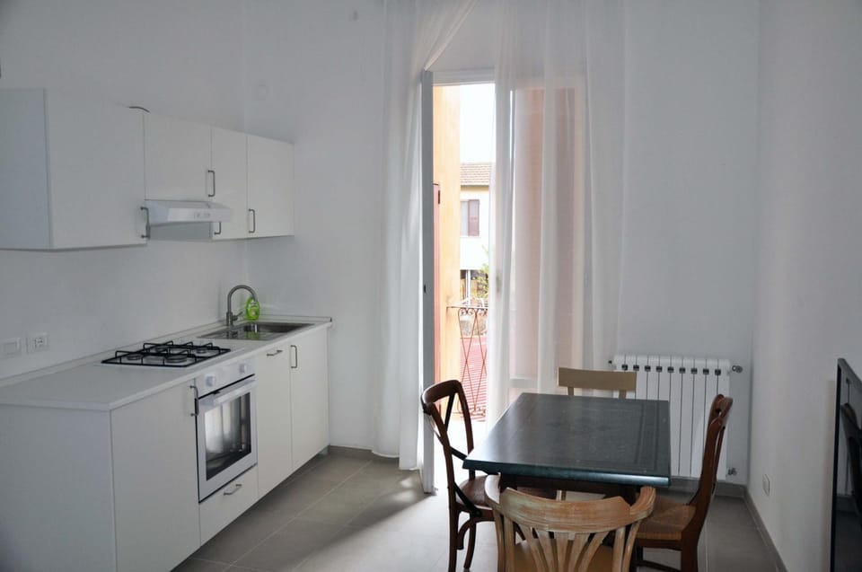 Kitchen or kitchenette, Dining area, dishwasher