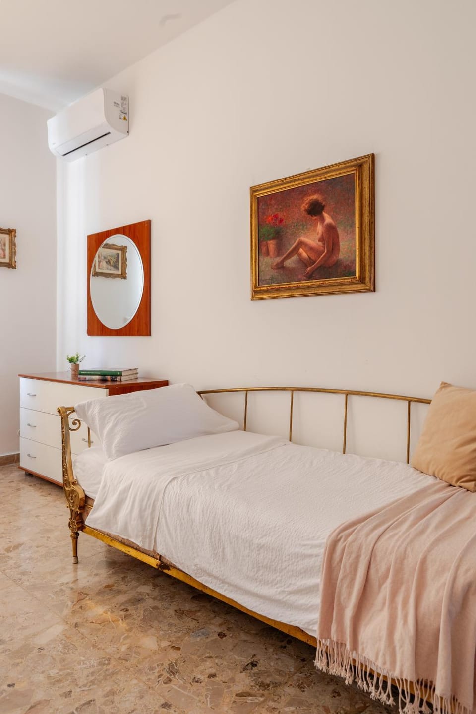 Bed, Photo of the whole room, Bedroom, air conditioner