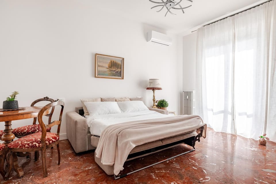 Bed, Living room, Photo of the whole room, towels