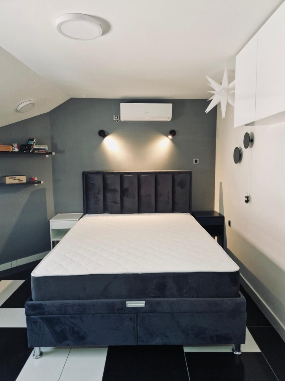 Bed, Photo of the whole room, air conditioner