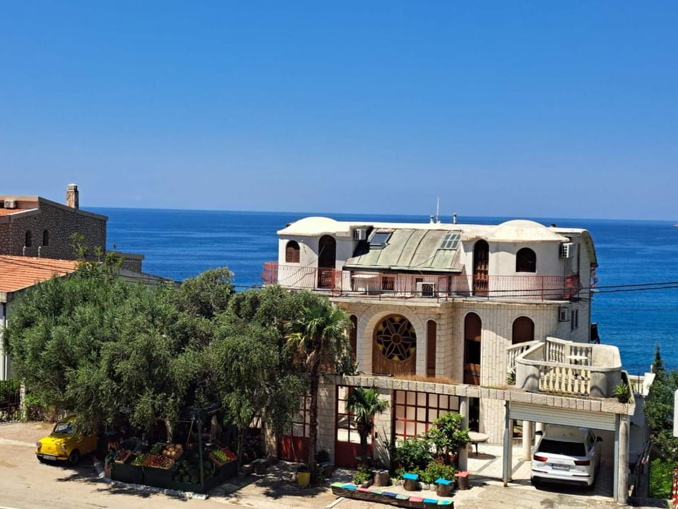 Property building, Nearby landmark, Day, Natural landscape, Sea view, Location, Parking