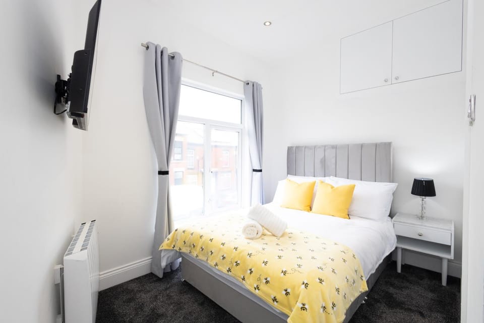 Bed, TV and multimedia, Photo of the whole room, Bedroom