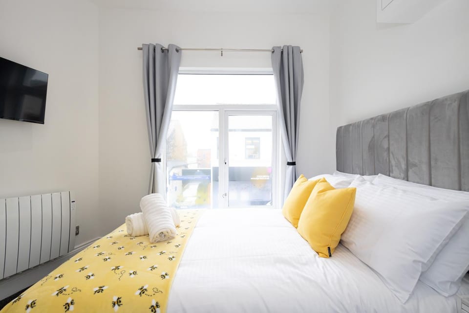 Bed, TV and multimedia, Photo of the whole room, Bedroom