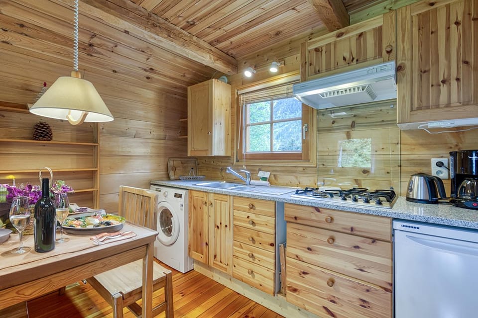 Kitchen or kitchenette, Dining area