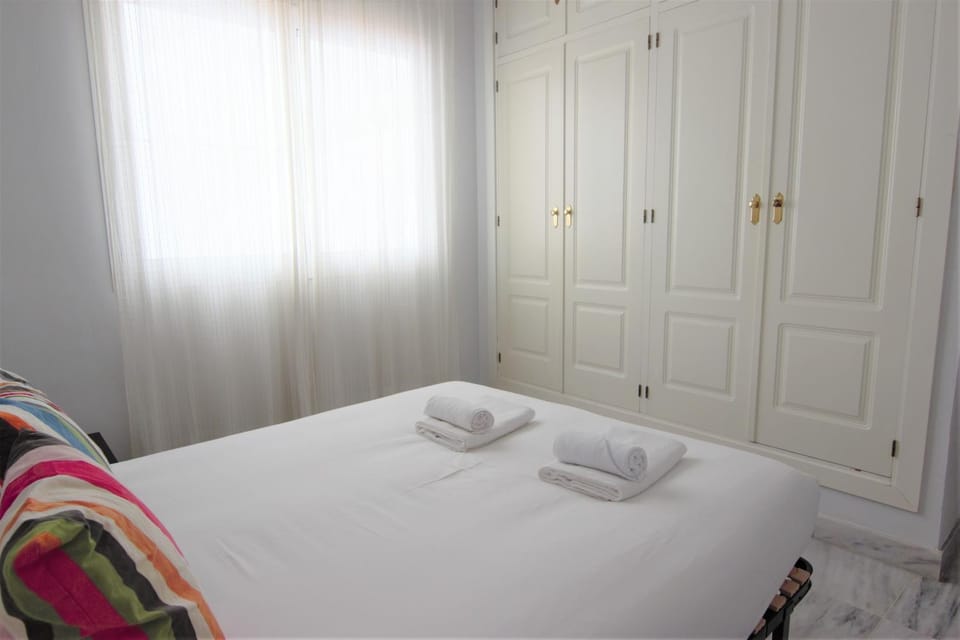 Bed, Bedroom, towels, wardrobe