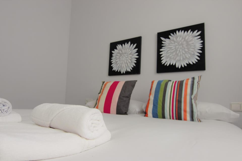Bed, Bedroom, towels