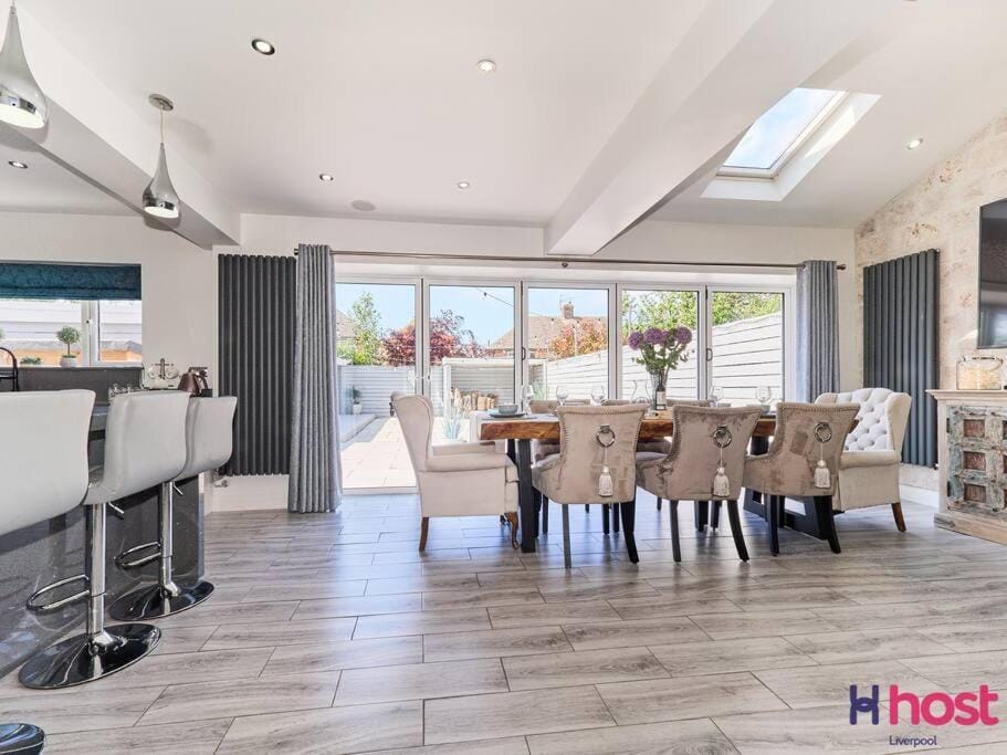 Cozy Greasby Hideaway, Golf & Beach Nearby House in Wirral