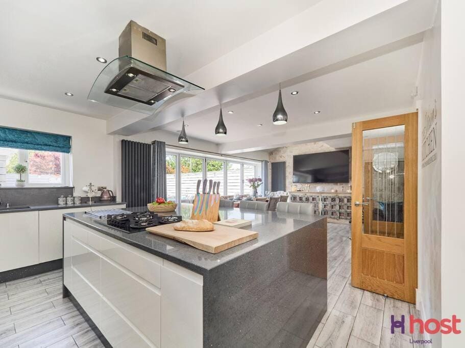 Cozy Greasby Hideaway, Golf & Beach Nearby House in Wirral