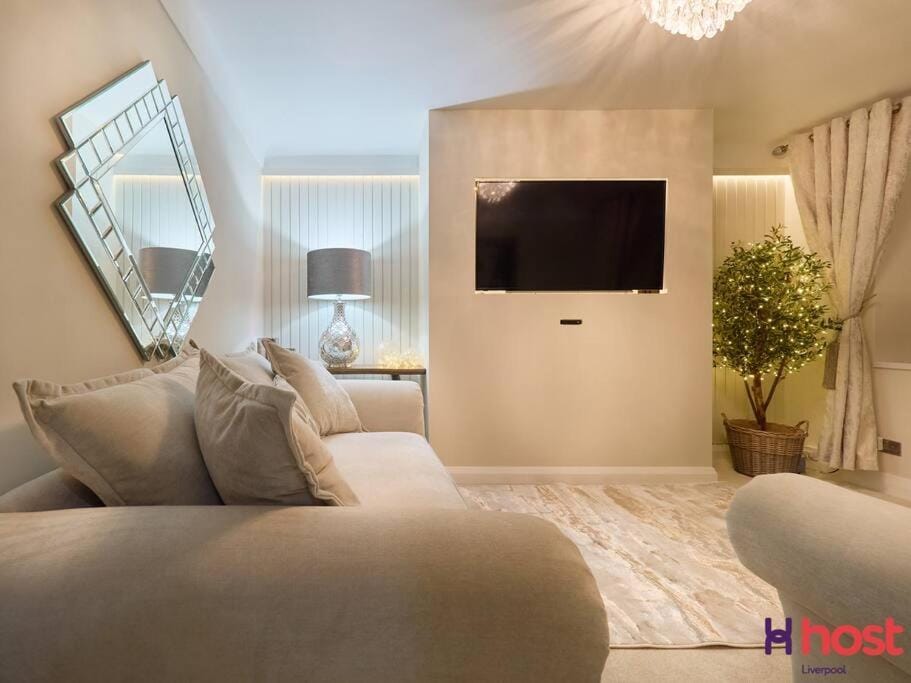 Cozy Greasby Hideaway, Golf & Beach Nearby House in Wirral