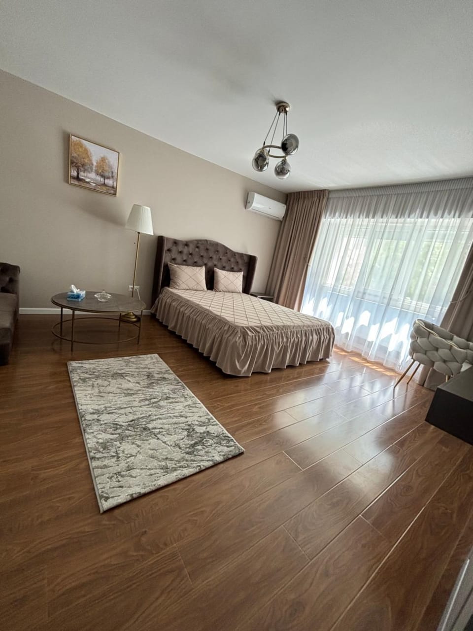 Bed, TV and multimedia, Living room, Photo of the whole room, Seating area, Bedroom