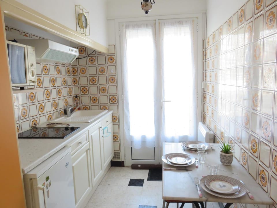 Kitchen or kitchenette, stove