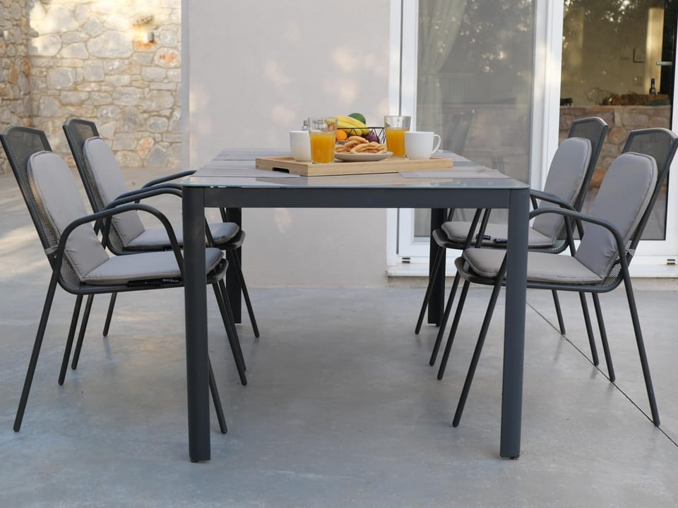 Food and drinks, Seating area, Dining area