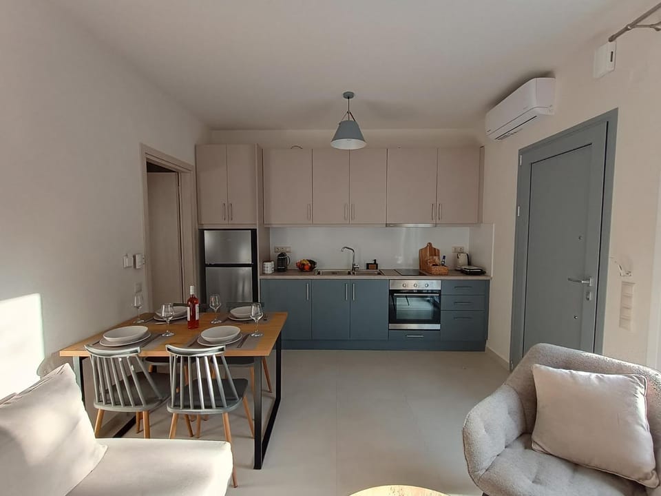 Kitchen or kitchenette, Seating area, Dining area, stove