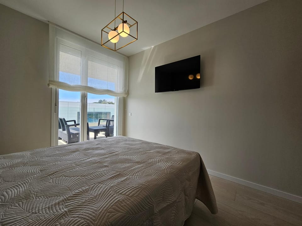 Bed, TV and multimedia, Bedroom