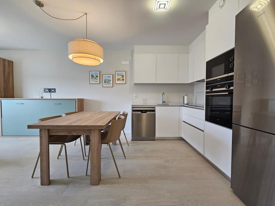 Kitchen or kitchenette, Dining area
