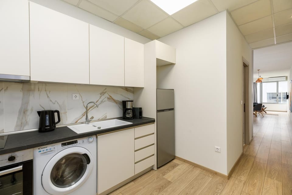 Coffee/tea facilities, Kitchen or kitchenette, oven, stove