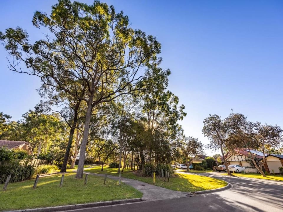 Private and Spacious 4BR Home with Parkview 5mins to Mall House in Brisbane